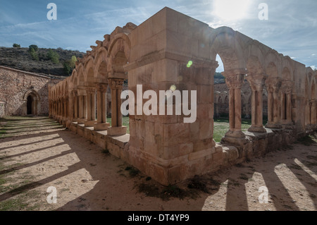 Il chiostro del monastero di San Juan Duero in Soria, Spagna Foto Stock