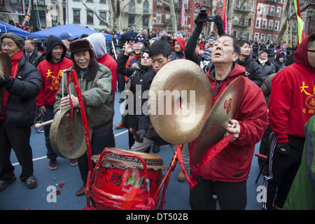 Capodanno cinese a Chinatown, in New York City. Il 2014, anno del cavallo. Foto Stock