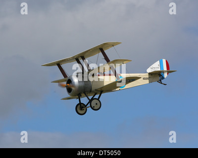 Triplano Sopwith Prima guerra mondiale degli aerei da caccia replica battenti a Dunsfold 'Ali e ruote Airshow" Foto Stock