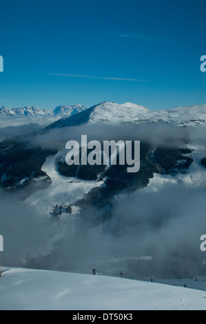 Alpine gamme della montagna visibile attraverso la parte pianeggiante e nuvole Foto Stock