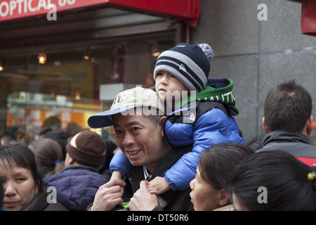 Padre e figlio nel nuovo anno cinese parade di Chinatown, NYC. Foto Stock