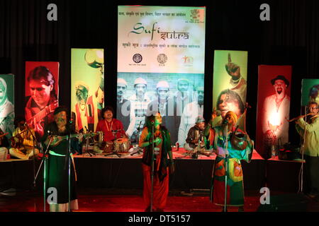 Premchand Rangasala, Patna, Bihar, in India, 09 febbraio 2014. Fakirs Baul, il sufi internazionale cantanti provenienti dal West Bengal incantano pubblico al Premchand Rangasala durante la conclusione di notte del primo Sutra Sufi festival in inverno sera per 'la pace nel mondo". Credito: Rupa Ghosh/Alamy Live News. Foto Stock