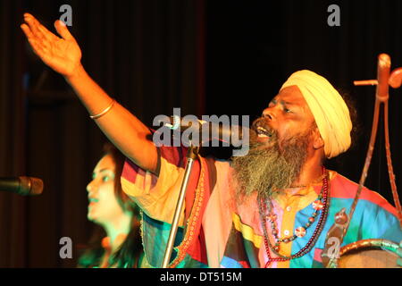 Premchand Rangasala, Patna, Bihar, in India, 09 febbraio 2014. Fakirs Baul, il sufi internazionale cantanti provenienti dal West Bengal incantano pubblico al Premchand Rangasala durante la conclusione di notte del primo Sutra Sufi festival in inverno sera per 'la pace nel mondo". Credito: Rupa Ghosh/Alamy Live News. Foto Stock