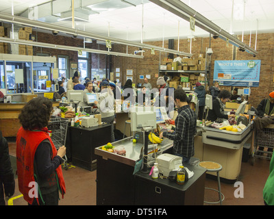 La Park Slope Food Coop è una famosa in tutto il mondo gli stati eseguire cooperativa alimentare store con oltre 15000 membri di Brooklyn, New York. Foto Stock