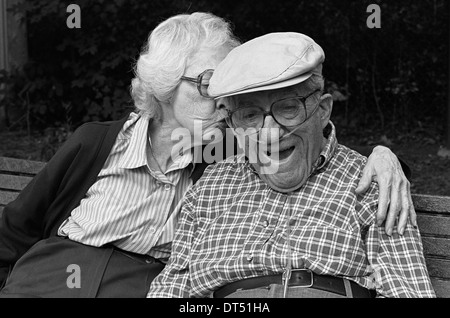 Ancora mostrando affetto, 85n yr.vecchia donna dà un bacio al suo 90 anni marito sofferente marito utilizzando ossigeno, Foto Stock