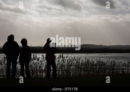 La gente del posto guarda come il fiume Mersey sorge durante eccezionalmente alte maree nel gennaio 2014. Foto Stock