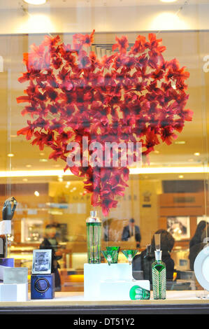 Regent Street, Londra, Regno Unito. 9 febbraio 2014. Negozio gioielli Mappin & Webb, il giorno di San Valentino shop tematico finestra su Regent Street. Credito: Matteo Chattle/Alamy Live News Foto Stock