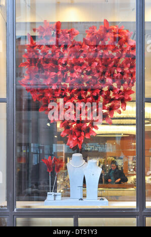 Regent Street, Londra, Regno Unito. 9 febbraio 2014. Negozio gioielli, il giorno di San Valentino shop tematico finestra su Regent Street. Credito: Matteo Chattle/Alamy Live News Foto Stock