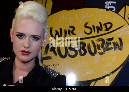 Berlino, Germania. 8 Feb 2014. Sarah Knappik frequentando il film LB Party al 64esimo Festival Internazionale del Cinema di Berlino / Berlinale 2014 8 Febbraio 2014 a Berlino, Germania. © dpa/Alamy Live News Foto Stock