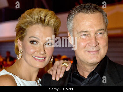 Wiesbaden, Germania. 08 feb 2014. Franziska van Almsick e Juergen più difficile arrivare per la XLIV "Ball des Sports (Sport palla) in Wiesbaden, Germania, 08 febbraio 2014. Questo anno il motto è "prung nach Sotschi' (Vai a Sochi). Foto: BORIS ROESSLER/dpa/Alamy Live News Foto Stock