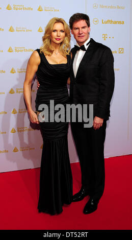 Wiesbaden, Germania. 08 feb 2014. L'attrice Veronica Ferres e marito Carsten Maschmeyer frequentare la quarantaquattresima "Ball des Sports (Sport palla) in Wiesbaden, Germania, 08 febbraio 2014. Questo anno il motto è "prung nach Sotschi' (Vai a Sochi). Foto: Daniel Reinhardt/dpa/Alamy Live News Foto Stock