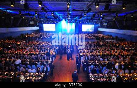 Wiesbaden, Germania. 08 feb 2014. La prima gli ospiti arrivano per la XLIV "Ball des Sports (Sport palla) in Wiesbaden, Germania, 08 febbraio 2014. Questo anno il motto è "prung nach Sotschi' (Vai a Sochi). Foto: Daniel Reinhardt/dpa/Alamy Live News Foto Stock