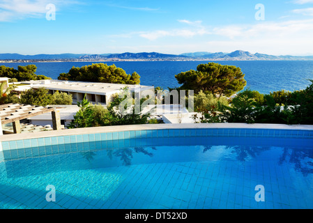 Vista mare piscina in hotel di lusso, Peloponnes, Grecia Foto Stock