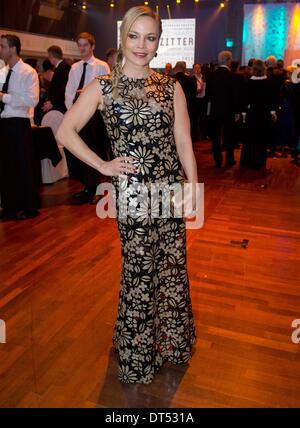 Wiesbaden, Germania. 08 feb 2014. Ex boxer tedesca Regina Halmich assiste la quarantaquattresima "Ball des Sports (Sport palla) in Wiesbaden, Germania, 08 febbraio 2014. Questo anno il motto è "prung nach Sotschi' (Vai a Sochi). Foto: Boris Roessler/dpa/Alamy Live News Foto Stock