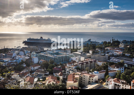 La Queen Mary 2 Ocean Liner, ormeggiato a Madeira, Portogallo. Foto Stock