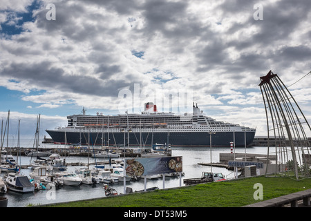 La Queen Mary 2 Ocean Liner, ormeggiato a Madeira, Portogallo. Foto Stock