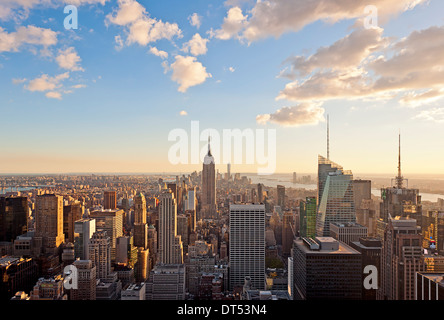 Skyline di New York Manhattan New York skyline della città Empire State Building visualizzare di nuovo al tramonto Foto Stock