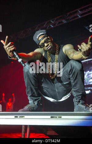 Milwaukee, Wisconsin, Stati Uniti d'America. 8 Feb 2014. Il rapper 2 CHAINZ (aka TAUHEED EPPS, precedentemente TITY BOI) esegue in aquile sala da ballo presso il rave in Milwaukee, Wisconsin. Credito: Daniel DeSlover/ZUMAPRESS.com/Alamy Live News Foto Stock