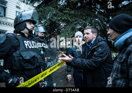 Sarajevo, Bosnia ed Erzegovina. 8 Feb 2014. I manifestanti sostengono con la polizia a Sarajevo il 8 febbraio, 2014, al di fuori della città sede municipale. Essa subito pesanti danni dopo i manifestanti hanno attaccato e dato fuoco a. Credito: Jodi Hilton/NurPhoto/ZUMAPRESS.com/Alamy Live News Foto Stock