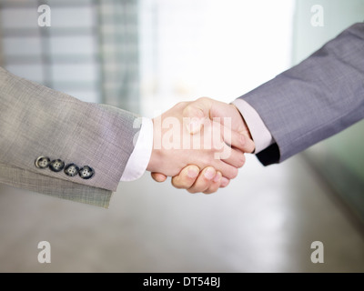 Gli imprenditori si stringono la mano. Foto Stock
