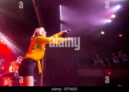 Detroit, Michigan, Stati Uniti d'America. 8 Feb 2014. American Pop Atrist AMY HEIDEMANN della banda KARMIN eseguendo sulla loro PulsesTour a St. Andrews Hall di Detroit, MI Febbraio 8 2014 Credit: Marc Nader/ZUMA filo/ZUMAPRESS.com/Alamy Live News Foto Stock