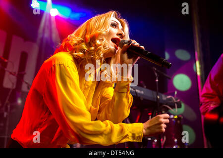 Detroit, Michigan, Stati Uniti d'America. 8 Feb 2014. American Pop Atrist AMY HEIDEMANN della banda KARMIN eseguendo sulla loro PulsesTour a St. Andrews Hall di Detroit, MI Febbraio 8 2014 Credit: Marc Nader/ZUMA filo/ZUMAPRESS.com/Alamy Live News Foto Stock