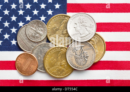 Le monete degli Stati Uniti sulla bandiera americana Foto Stock