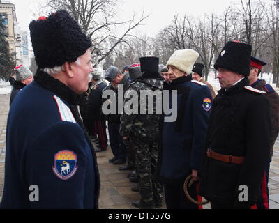 Lugansk, Ucraina. Il 9 febbraio, 2014. I partecipanti alle varie associazioni di cosacchi e club Lugansk offrivano i loro servizi per le autorità locali di polizia in città. Questa proposta è stata accolta con gratitudine. Prima di iniziare la tradizionale domenica pomeriggio rally cosacchi di opposizione si sono riuniti di fronte al governo locale. Aiutare cosacchi ha consentito di ridurre al minimo il coinvolgimento di polizia in operazioni di polizia. Credito: Igor Golovnov/Alamy Live News Foto Stock