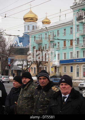 Lugansk, Ucraina. Il 9 febbraio, 2014. I partecipanti alle varie associazioni di cosacchi e club Lugansk offrivano i loro servizi per le autorità locali di polizia in città. Questa proposta è stata accolta con gratitudine. Prima di iniziare la tradizionale domenica pomeriggio rally cosacchi di opposizione si sono riuniti di fronte al governo locale. Aiutare cosacchi ha consentito di ridurre al minimo il coinvolgimento di polizia in operazioni di polizia. Credito: Igor Golovnov/Alamy Live News Foto Stock