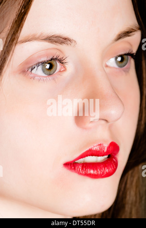 Giovani attraenti volto di donna close up labbra rosse Foto Stock