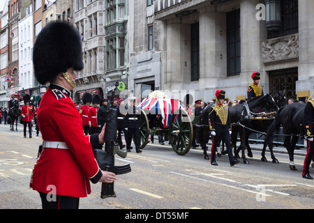 Margaret Thatcher's funerali di Stato procedendo lungo Fleet Street, Londra, Inghilterra, Regno Unito Foto Stock