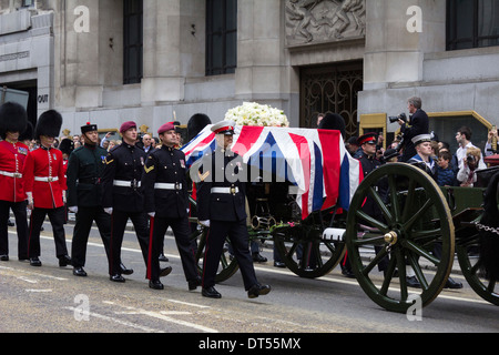 Margaret Thatcher's funerali di Stato procedendo lungo Fleet Street, Londra, Inghilterra, Regno Unito Foto Stock