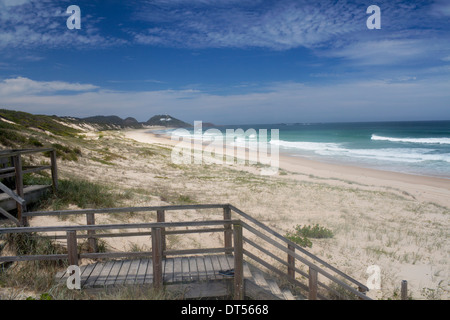 Dalla spiaggia del Faro con il faro in distanza e le dune di sabbia in primo piano Seal Rocks New South Wales NSW Australia Foto Stock