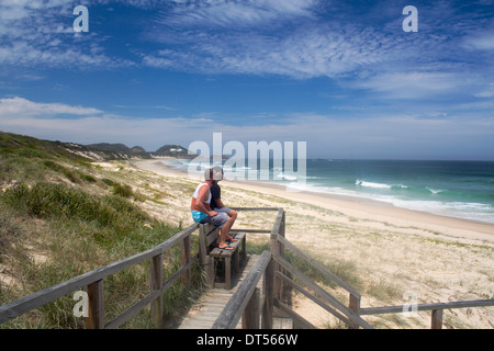 Dalla spiaggia del Faro con il faro in distanza e le dune di sabbia in primo piano Seal Rocks New South Wales NSW Australia Foto Stock