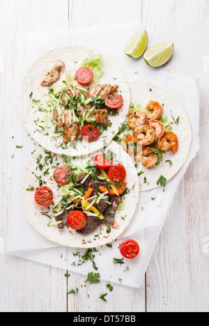 Tortillas riempite con carne di manzo, pollo e gamberetti Foto Stock