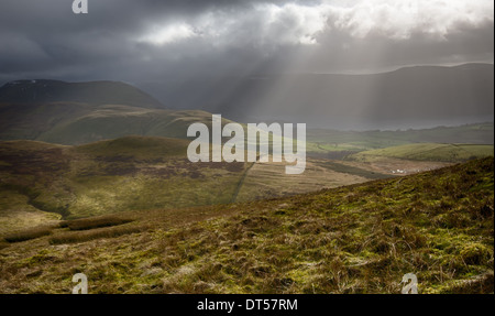 Sun le dita sopra Ennerdale, visto dalle piste di Knock Murton nel distretto del lago, Inghilterra Foto Stock