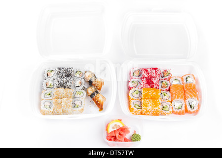 Il Sushi e rullo impostato in scatola di plastica, primo piano su bianco Foto Stock