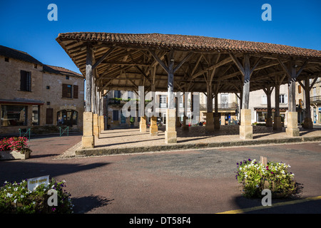 Belves, Dordogne, la Francia, l'Europa. Bella tradizionale vecchio mercato coperto posto. Foto Stock