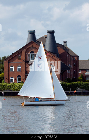 Barca a vela sul Oulton Broad vicino Lowestoft Foto Stock