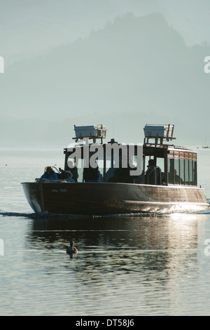 Uno dei passeggeri del lancio su Derwent Water, Keswick, Lake District Foto Stock