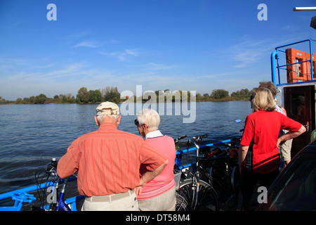 Elba percorso ciclabile, ciclisti su un traghetto tra Pevestorf und Lenzen, Bassa Sassonia, Germania, Europa Foto Stock