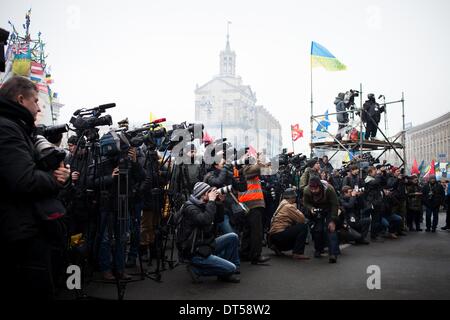 Kiev, Ucraina. Il 9 febbraio, 2014. I giornalisti frequentare il discorso dei leader durante un raduno di massa su piazza Indipendenza a Kiev il 9 febbraio 2014. Una stima di 70.000 pro-ucraini occidentali hanno affollato il cuore di Kiev facendo voto a non mollare mai la loro unità per estromettere il Presidente Viktor Yanukovych per la sua alleanza con il vecchio maestro in Russia. Indossando il blu e il giallo nastri -- i colori dell'Ucraina e Unione europea -- la folla ha ricevuto una benedizione religiosa prima i leader dell opposizione ha preso per un podio su piazza Indipendenza nel tentativo di ratchet la pressione su Yanukovych a nominare un nuovo pro-Western Foto Stock