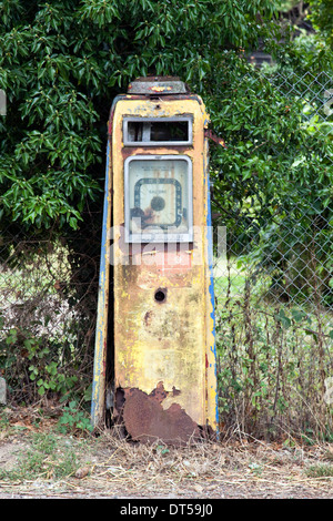 Vecchio abbandonato e arrugginito pompe di benzina sul lato della strada Foto Stock