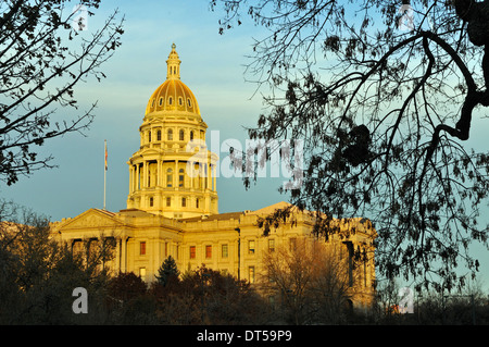 Colorado State Capitol Building, nel centro cittadino di Denver, immersi nella luce calda del tardo pomeriggio autunnale sunshine. Foto Stock