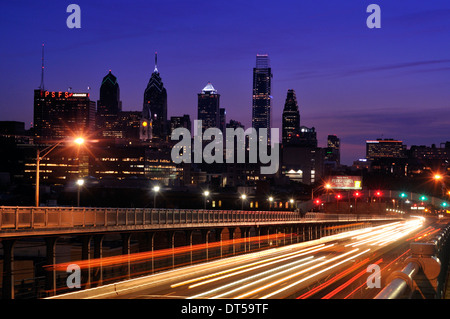 Skyline di Philadelphia al tramonto dalla Ben Franklin Bridge. Foto Stock