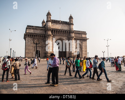 Indian turisti mediante il Gateway of India Foto Stock