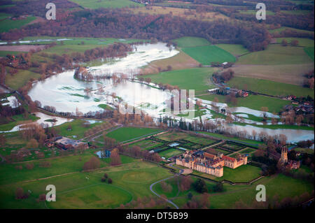 Penshurst, Kent, 9 febbraio 2014. Penshurst Place, vicino a Tonbridge con un invaso affluente del fiume Medway dietro di esso. Credito: Patrick nairne/Alamy Live News Foto Stock