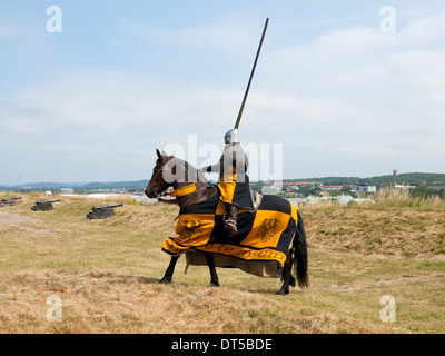 Un cavaliere si prepara al duello durante l annuale medievale giorni tenutosi presso l'Hallands Kulturhistoriska Museum di Varberg, Svezia. Foto Stock