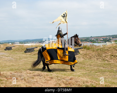 Un cavaliere si prepara al duello durante l annuale medievale giorni tenutosi presso l'Hallands Kulturhistoriska Museum di Varberg, Svezia. Foto Stock