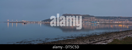 Riflessioni dell'isola di Portland in Portland Harbour Foto Stock